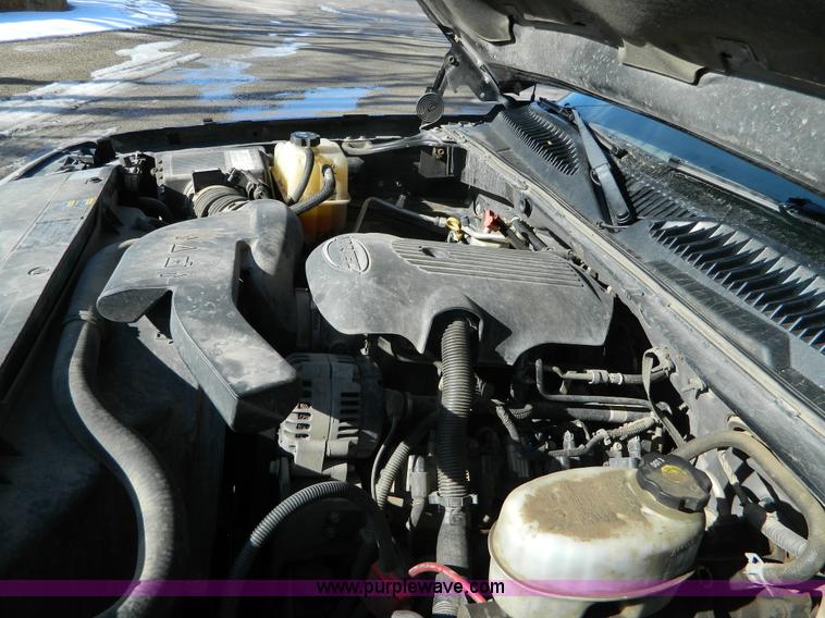 image for item L7314 2004 Chevrolet Avalanche 1500 pickup truck