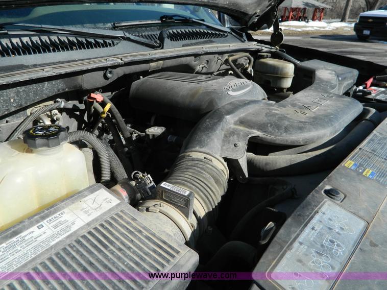 image for item L7314 2004 Chevrolet Avalanche 1500 pickup truck