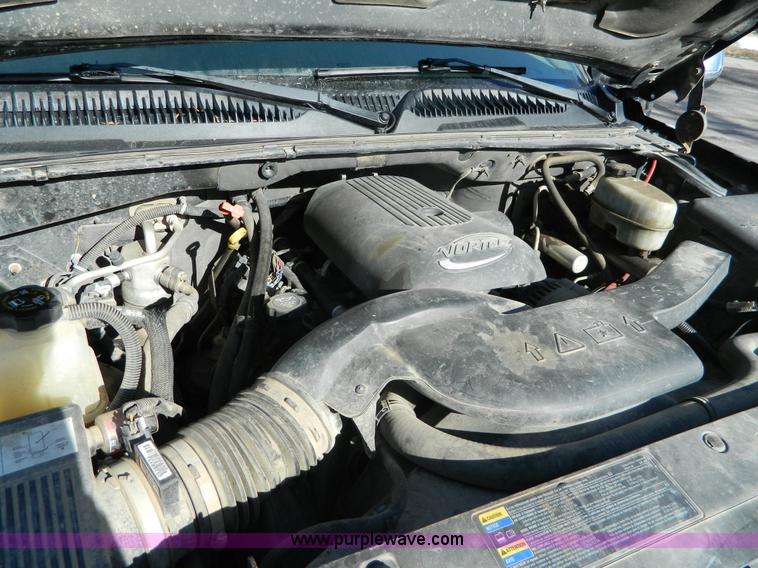 image for item L7314 2004 Chevrolet Avalanche 1500 pickup truck