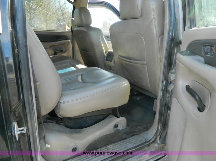 image for item L7314 2004 Chevrolet Avalanche 1500 pickup truck