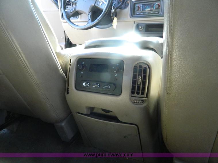 image for item L7314 2004 Chevrolet Avalanche 1500 pickup truck