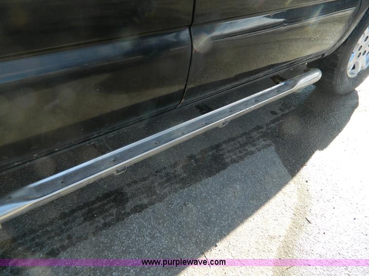 image for item L7314 2004 Chevrolet Avalanche 1500 pickup truck