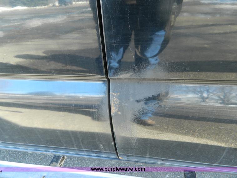 image for item L7314 2004 Chevrolet Avalanche 1500 pickup truck