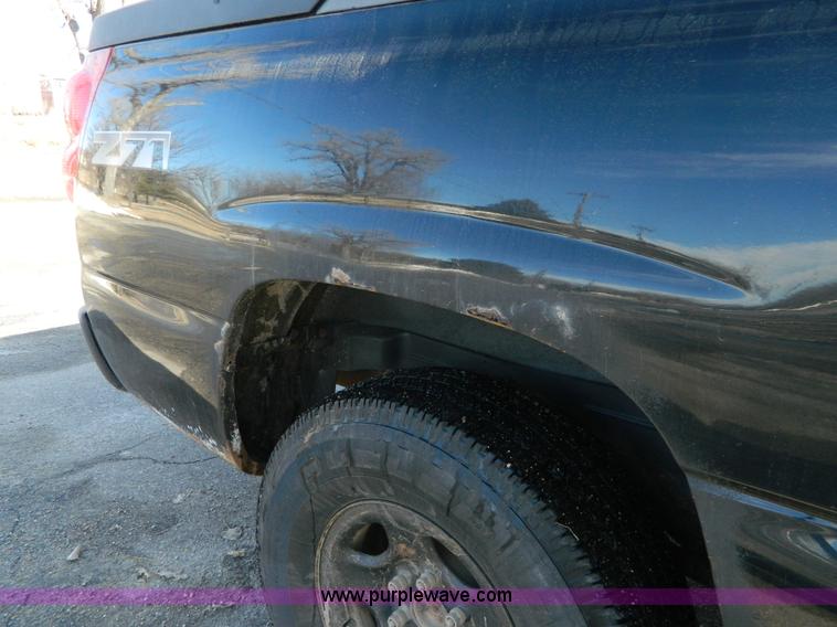 image for item L7314 2004 Chevrolet Avalanche 1500 pickup truck