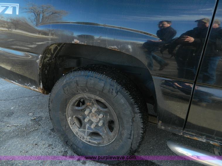 image for item L7314 2004 Chevrolet Avalanche 1500 pickup truck