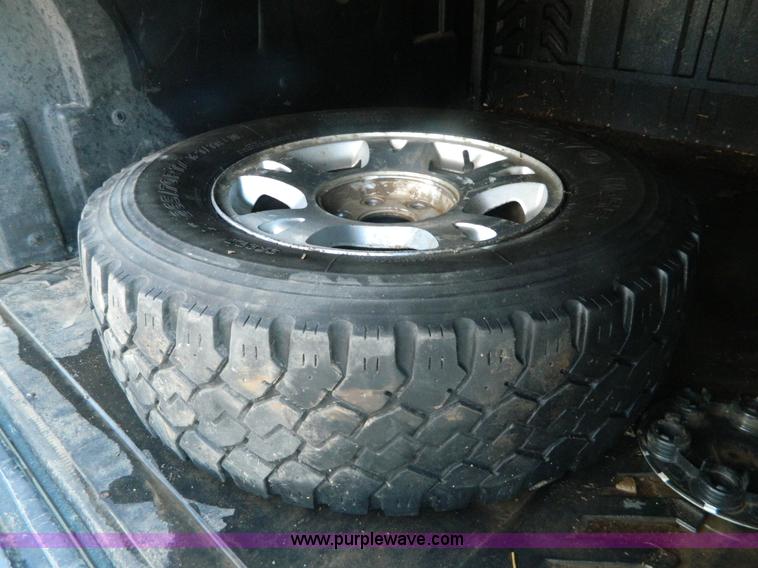 image for item L7314 2004 Chevrolet Avalanche 1500 pickup truck