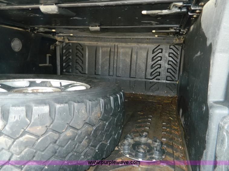 image for item L7314 2004 Chevrolet Avalanche 1500 pickup truck