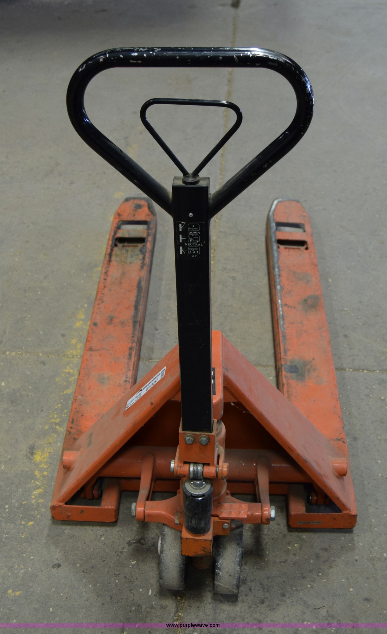 Zenith pallet jack in Pratt, KS Item BW9287 sold Purple Wave