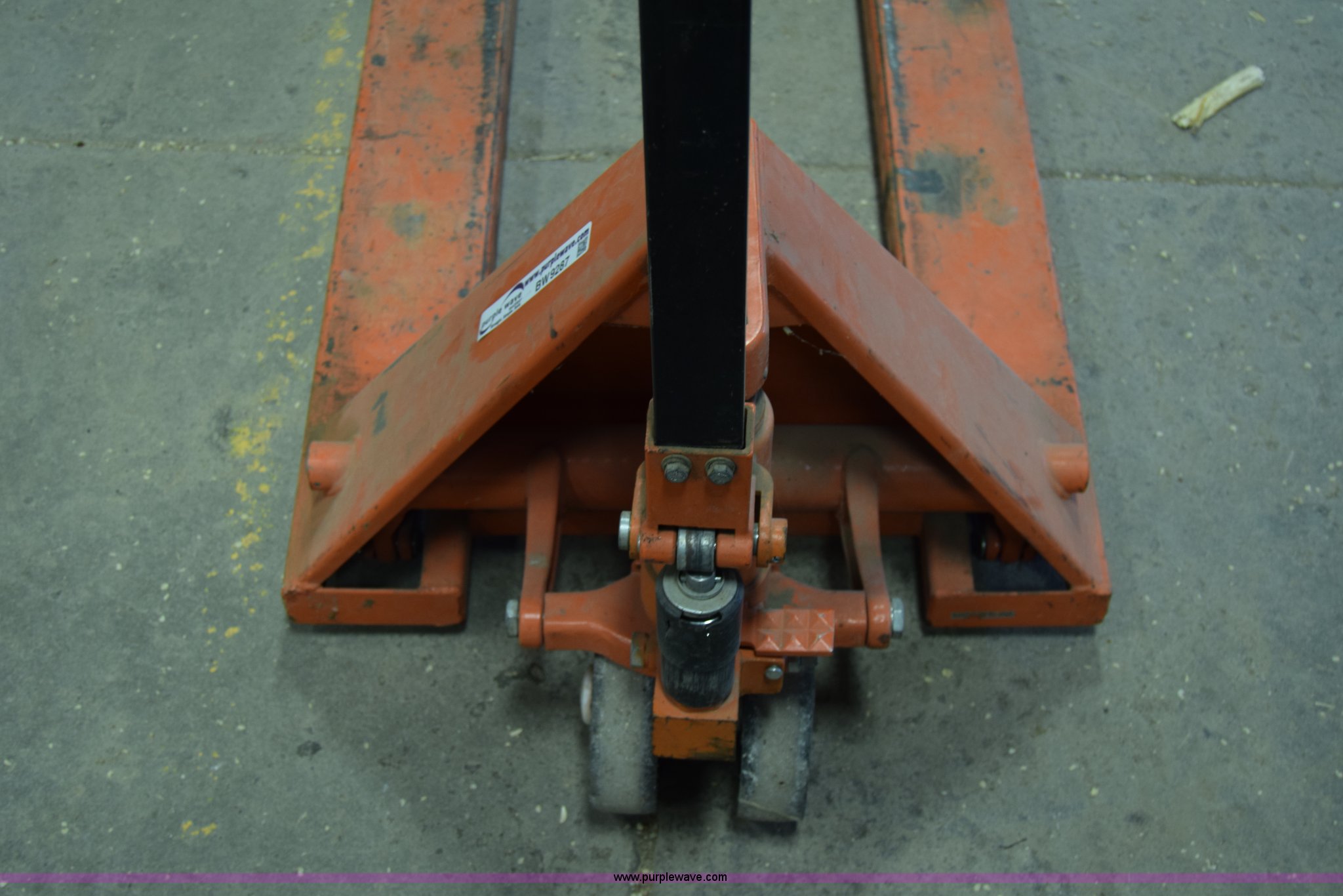 Zenith pallet jack in Pratt, KS Item BW9287 sold Purple Wave