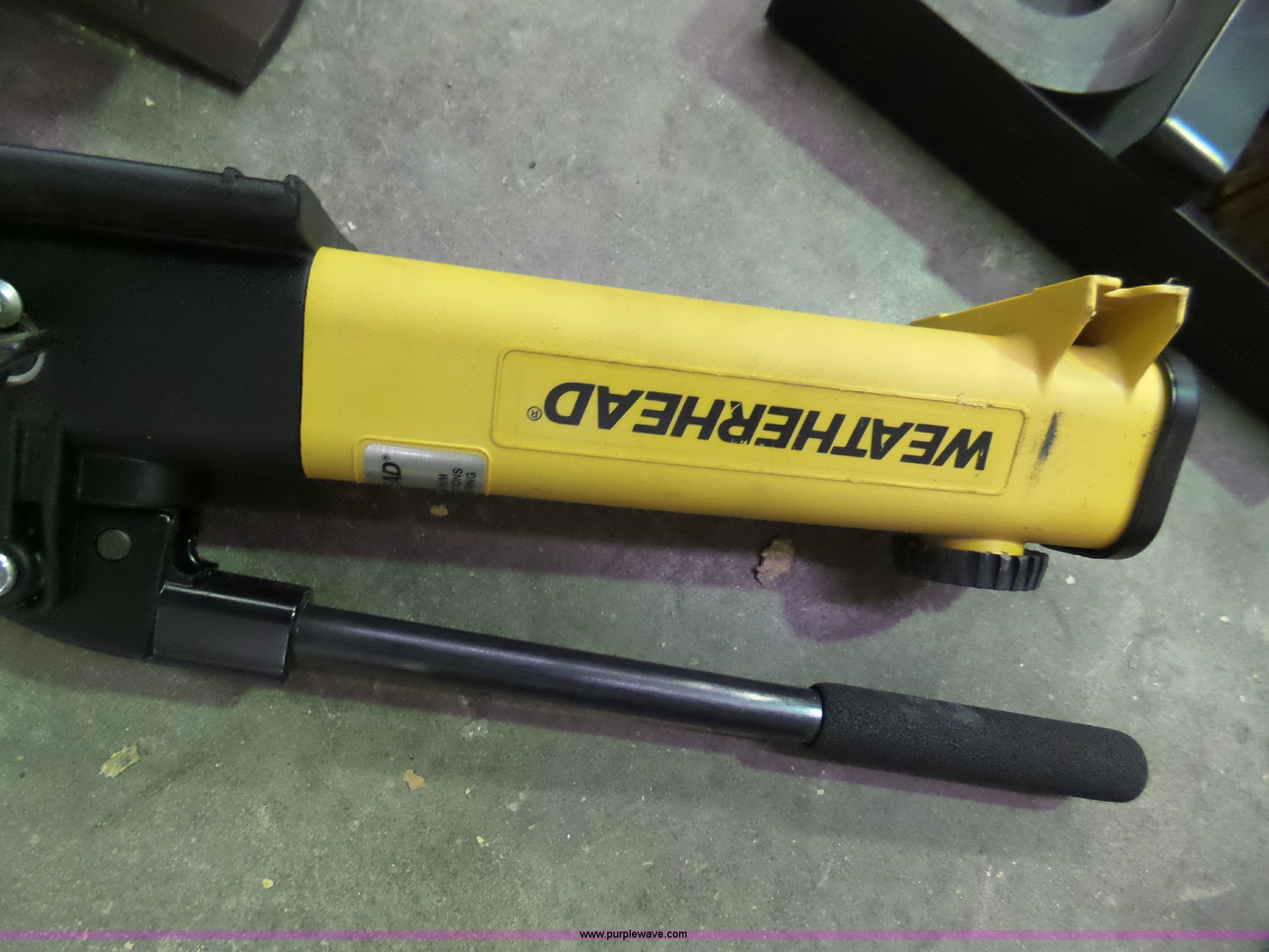 Weatherhead T4602 hydraulic hose crimping machine in Columbia, MO