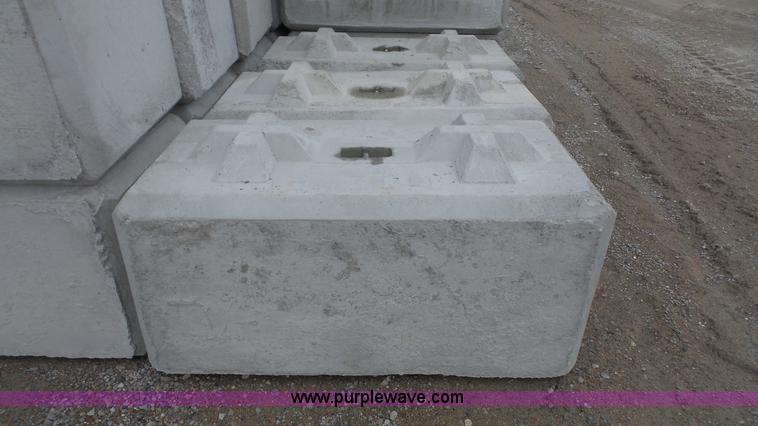image for item F1135 (50) regular concrete construction blocks