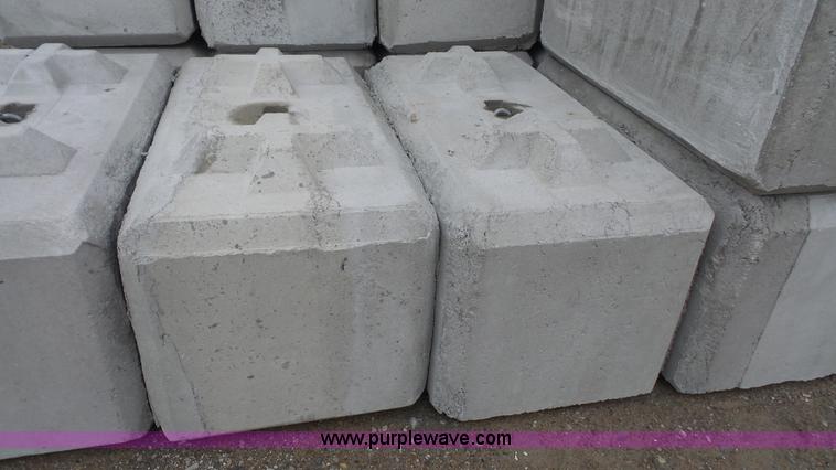image for item F1135 (50) regular concrete construction blocks