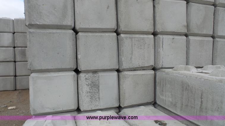 image for item F1135 (50) regular concrete construction blocks