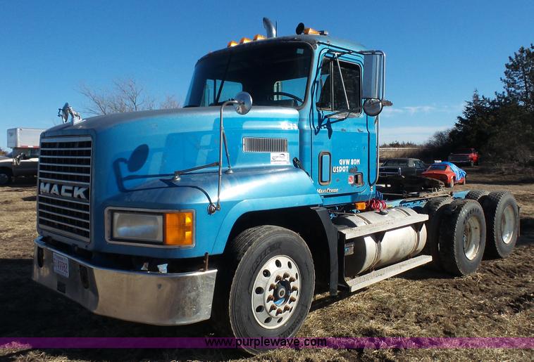 image for item J4510 1998 Mack CH613 semi truck