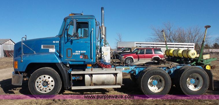 image for item J4510 1998 Mack CH613 semi truck