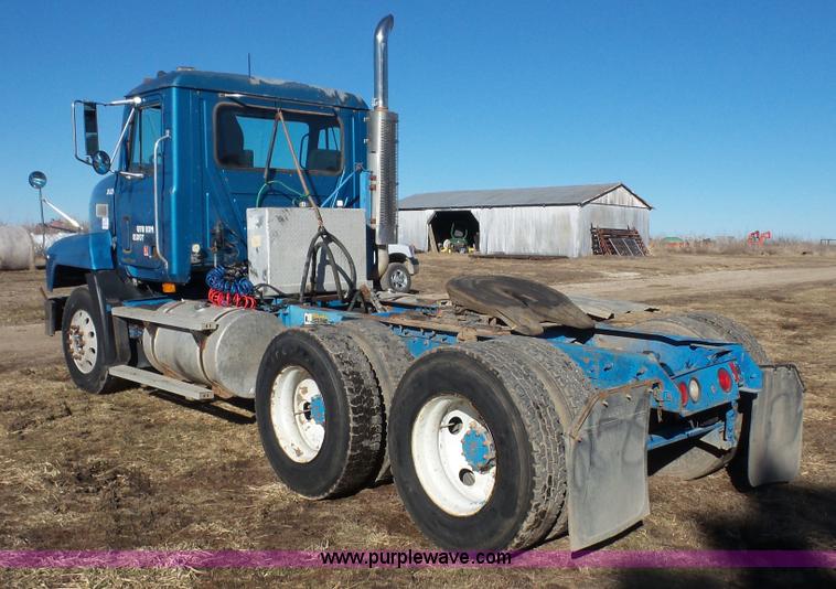 image for item J4510 1998 Mack CH613 semi truck