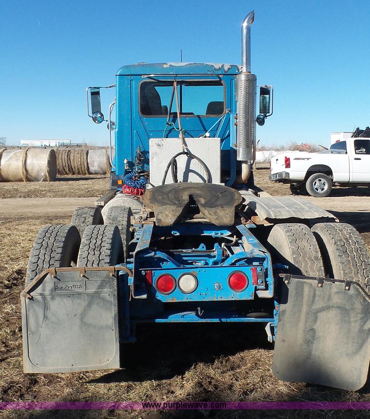 image for item J4510 1998 Mack CH613 semi truck