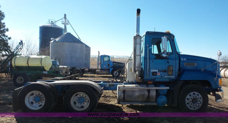 image for item J4510 1998 Mack CH613 semi truck