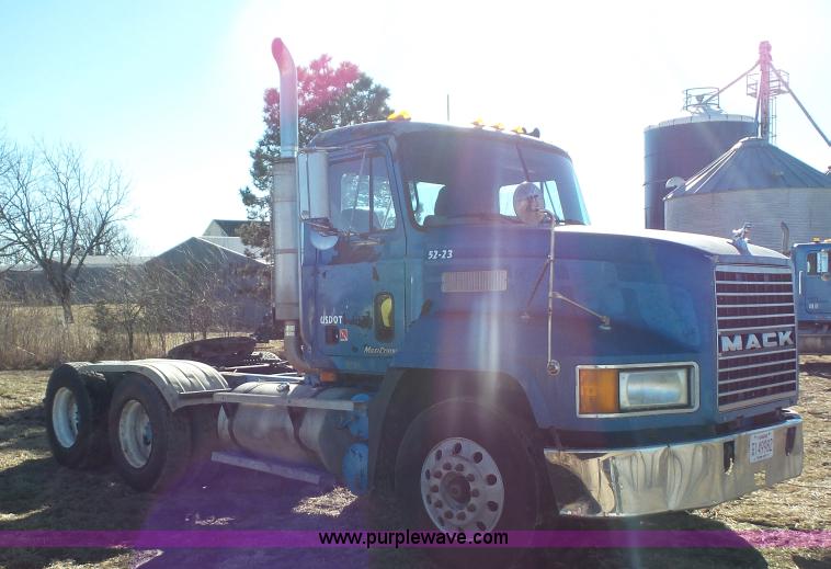 image for item J4510 1998 Mack CH613 semi truck