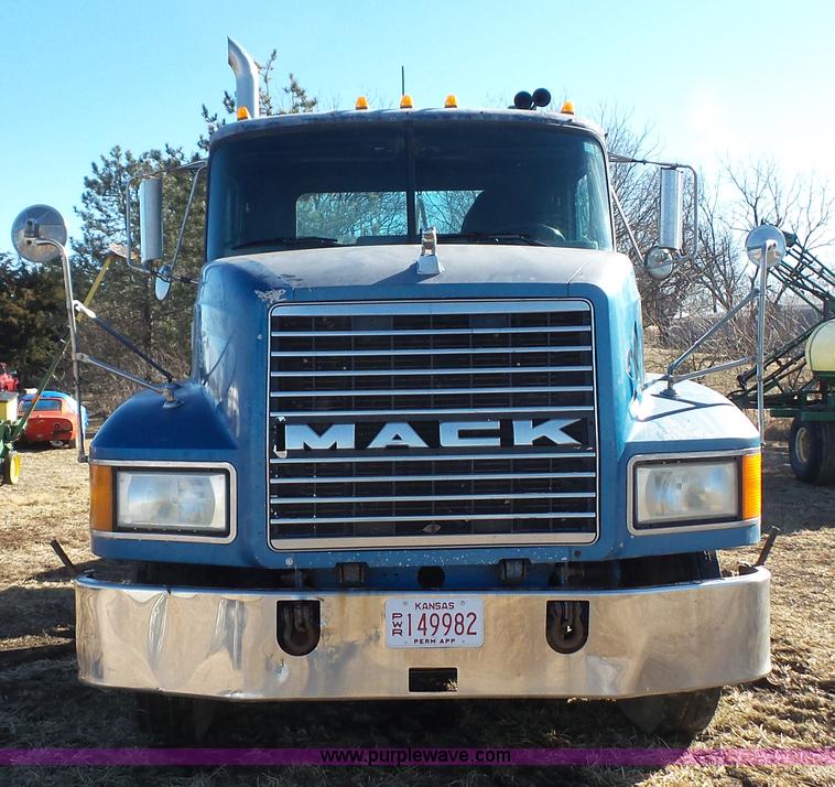 image for item J4510 1998 Mack CH613 semi truck