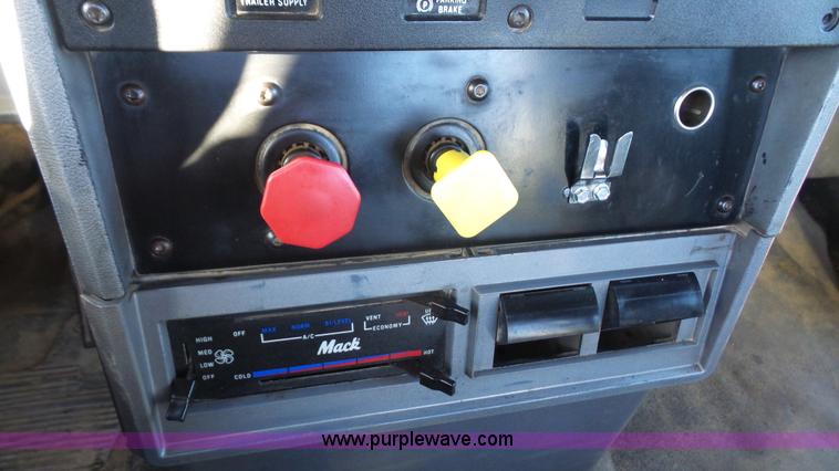 image for item J4510 1998 Mack CH613 semi truck