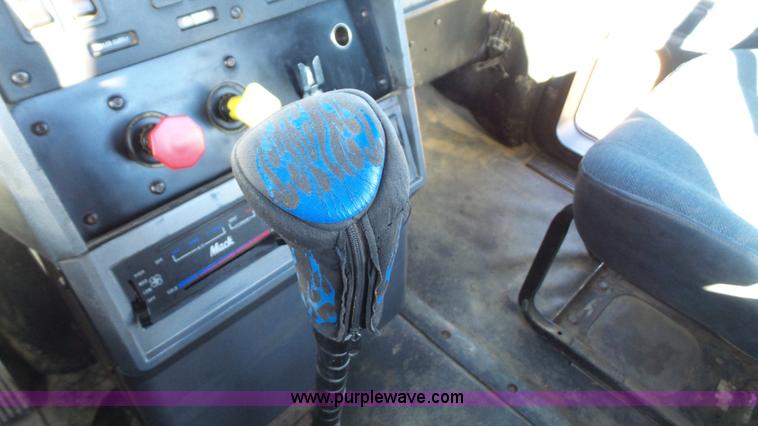 image for item J4510 1998 Mack CH613 semi truck