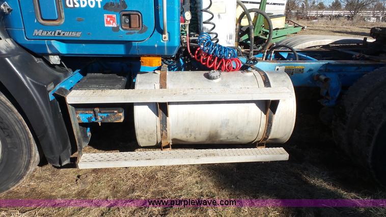 image for item J4510 1998 Mack CH613 semi truck