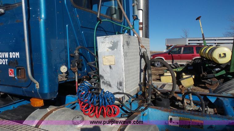 image for item J4510 1998 Mack CH613 semi truck