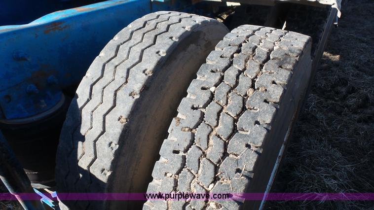 image for item J4510 1998 Mack CH613 semi truck