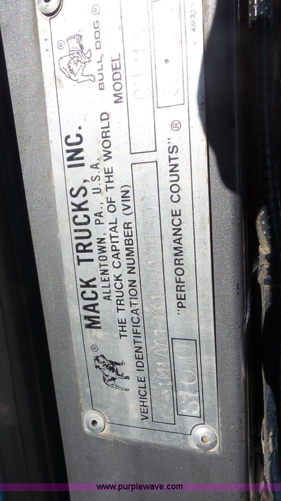 image for item J4510 1998 Mack CH613 semi truck