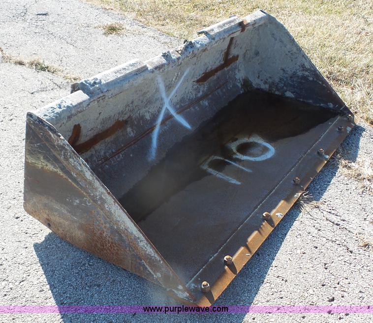 image for item J4528 John Deere D66 skid steer bucket