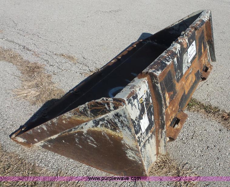 image for item J4528 John Deere D66 skid steer bucket