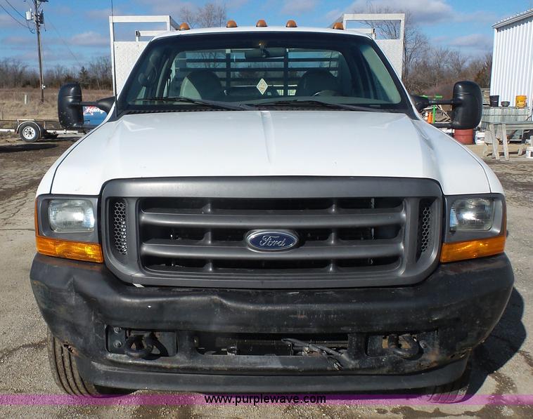 image for item J4633 2001 Ford F450 Super Duty flatbed pickup truck