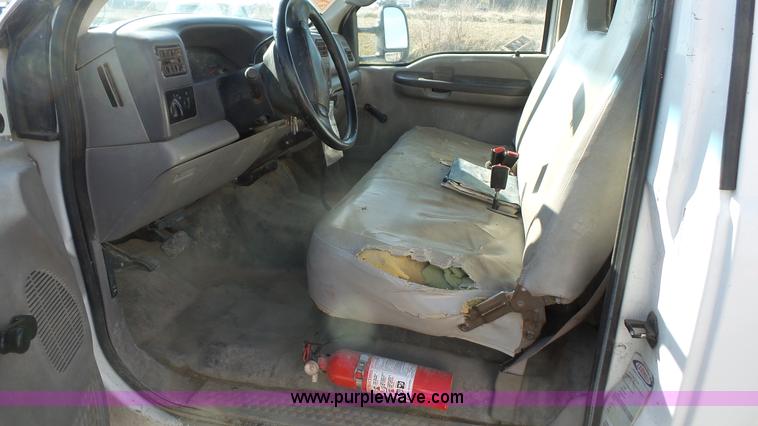 image for item J4633 2001 Ford F450 Super Duty flatbed pickup truck