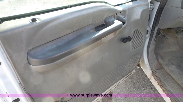 image for item J4633 2001 Ford F450 Super Duty flatbed pickup truck