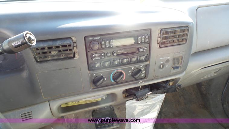 image for item J4633 2001 Ford F450 Super Duty flatbed pickup truck