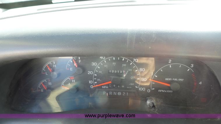 image for item J4633 2001 Ford F450 Super Duty flatbed pickup truck