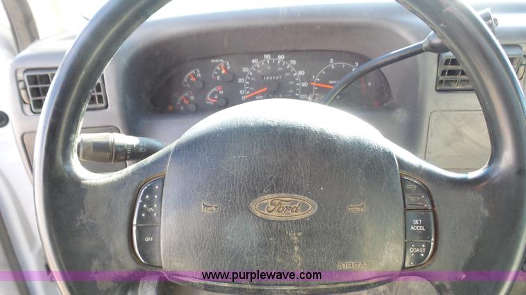 image for item J4633 2001 Ford F450 Super Duty flatbed pickup truck