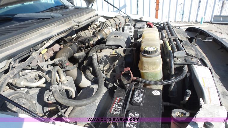 image for item J4633 2001 Ford F450 Super Duty flatbed pickup truck