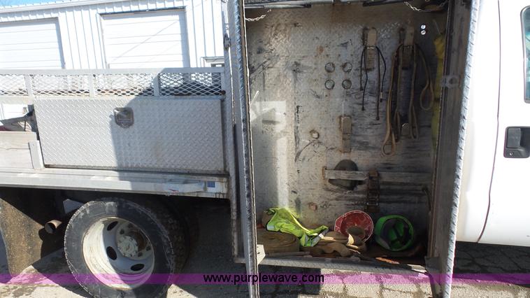 image for item J4633 2001 Ford F450 Super Duty flatbed pickup truck