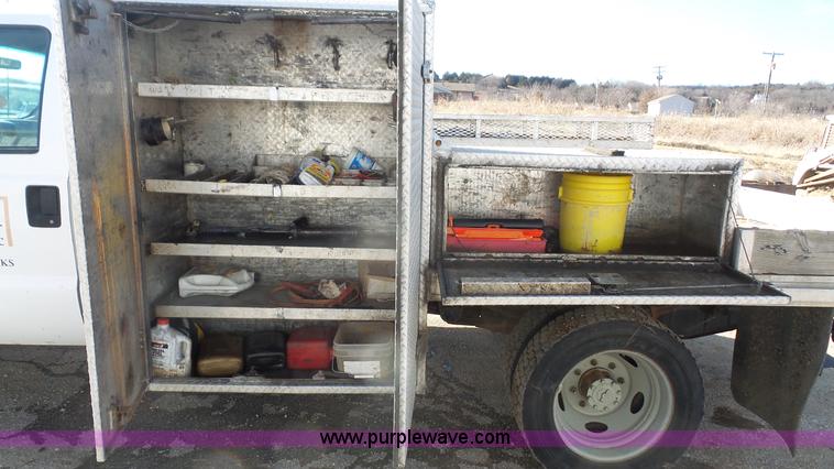 image for item J4633 2001 Ford F450 Super Duty flatbed pickup truck