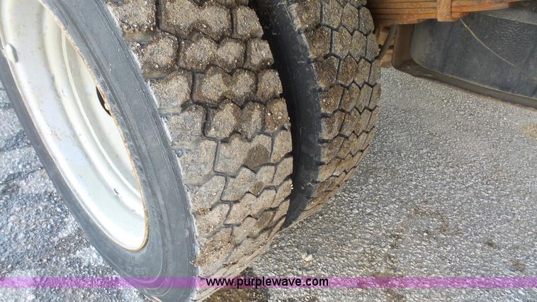 image for item J4633 2001 Ford F450 Super Duty flatbed pickup truck