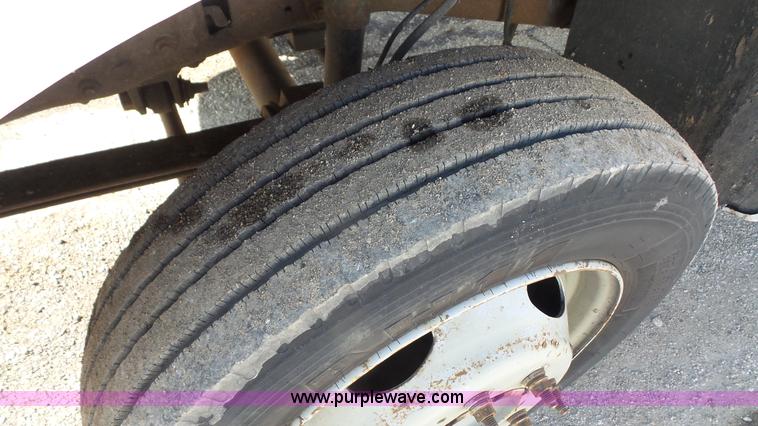 image for item J4633 2001 Ford F450 Super Duty flatbed pickup truck