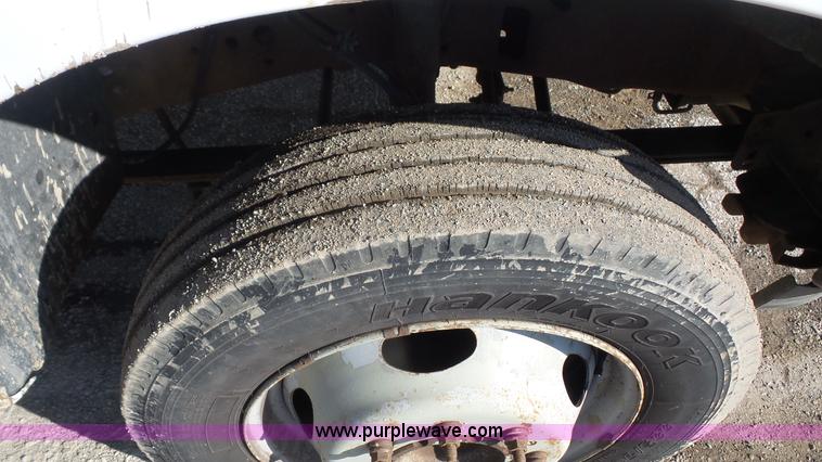 image for item J4633 2001 Ford F450 Super Duty flatbed pickup truck