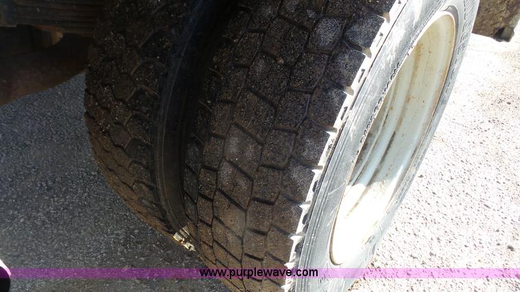 image for item J4633 2001 Ford F450 Super Duty flatbed pickup truck