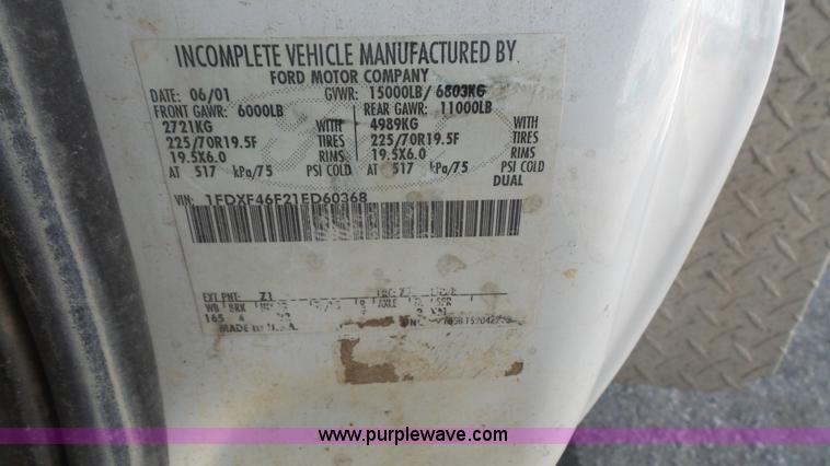 image for item J4633 2001 Ford F450 Super Duty flatbed pickup truck