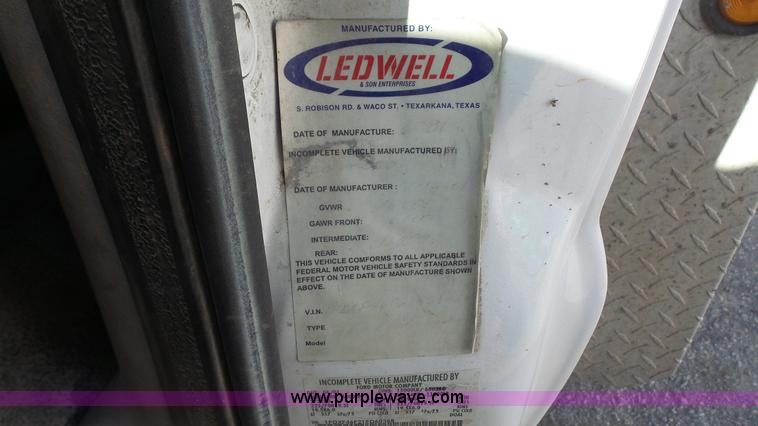 image for item J4633 2001 Ford F450 Super Duty flatbed pickup truck