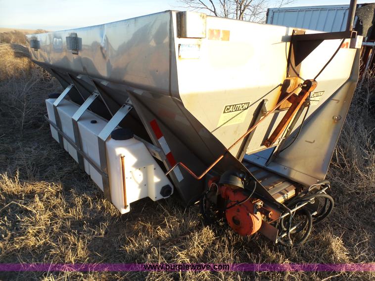 Warren spreader in Norton, KS Item J7355 sold Purple Wave