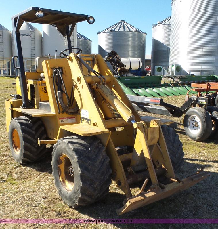 image for item J7652 1995 NMC 240-2 wheel loader