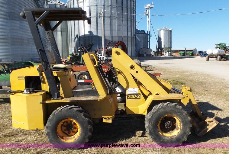 image for item J7652 1995 NMC 240-2 wheel loader